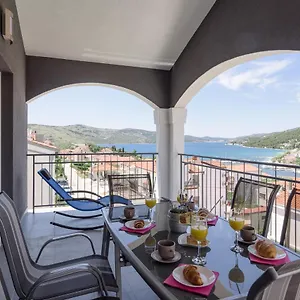 https://apartmani-helena-zeljko.hotels-in-trogir.com